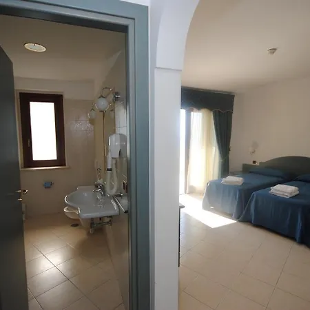 Scoglio Del Leone 잠브로네